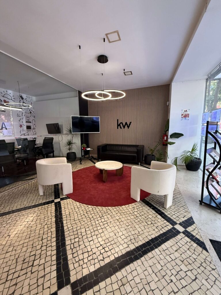 Entrada da agência imobiliária em Lisboa KW Area, na Rua Ferreira Borges