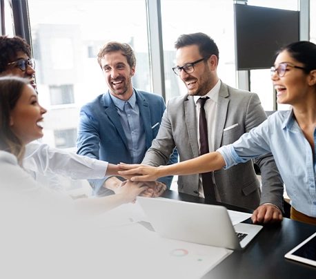 Consultor imobiliário e colegas da KW Area a celebrar em equipa