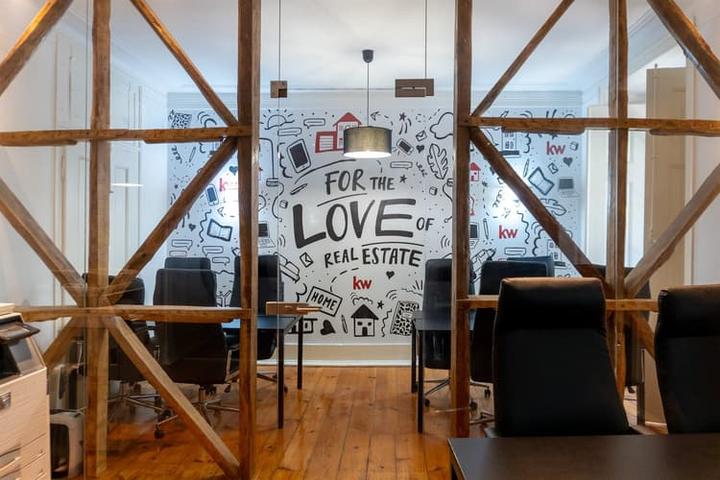 Sala do piso 1 da KW Area com o mural For the love of real estate