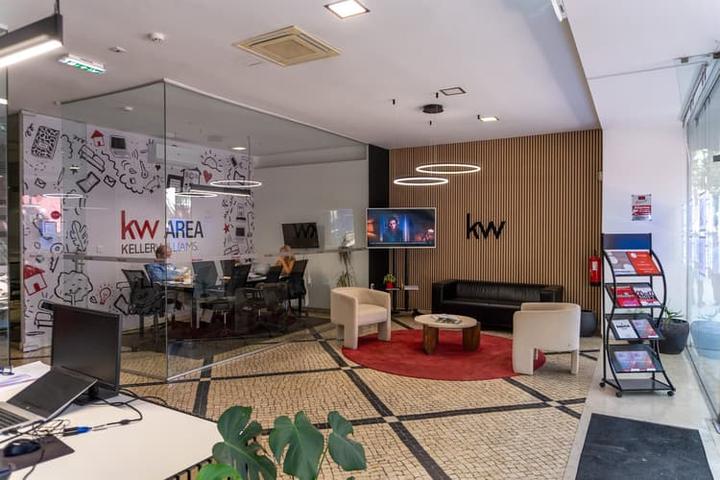 Piso 0 da KW Area visto da entrada, com sala de trabalho envidraçada