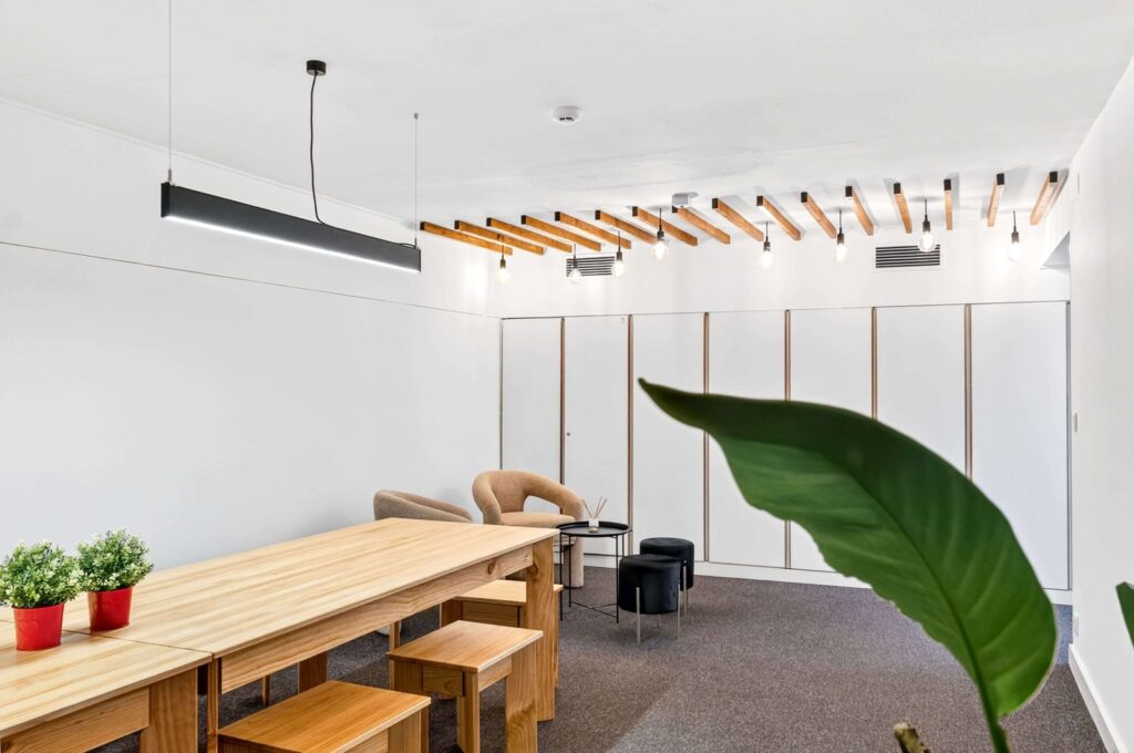 Sala de reuniões onde podes começar a trabalhar no imobiliário na KW Area